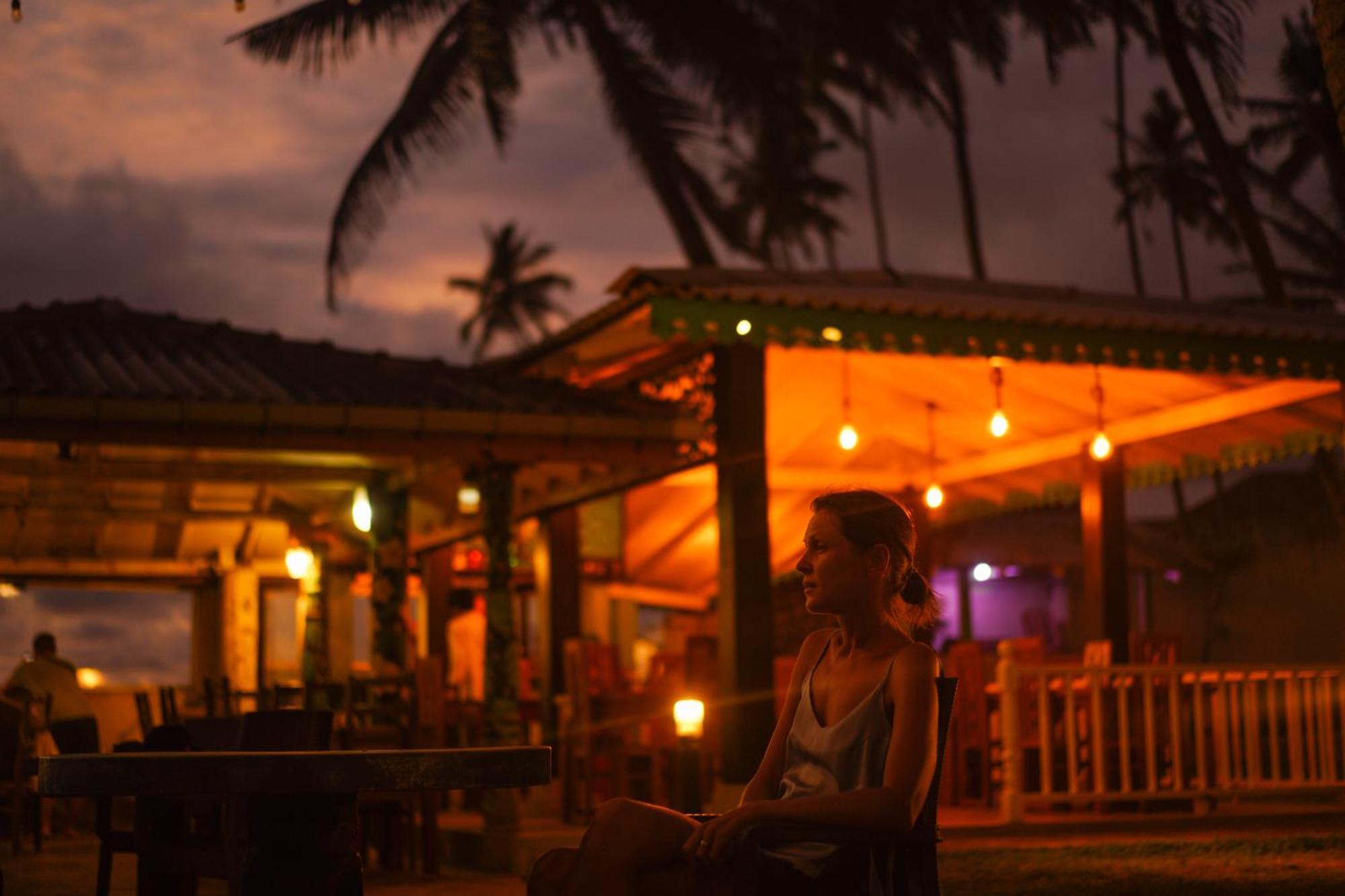 Shanthi Beach Resort Unawatuna Bagian luar foto