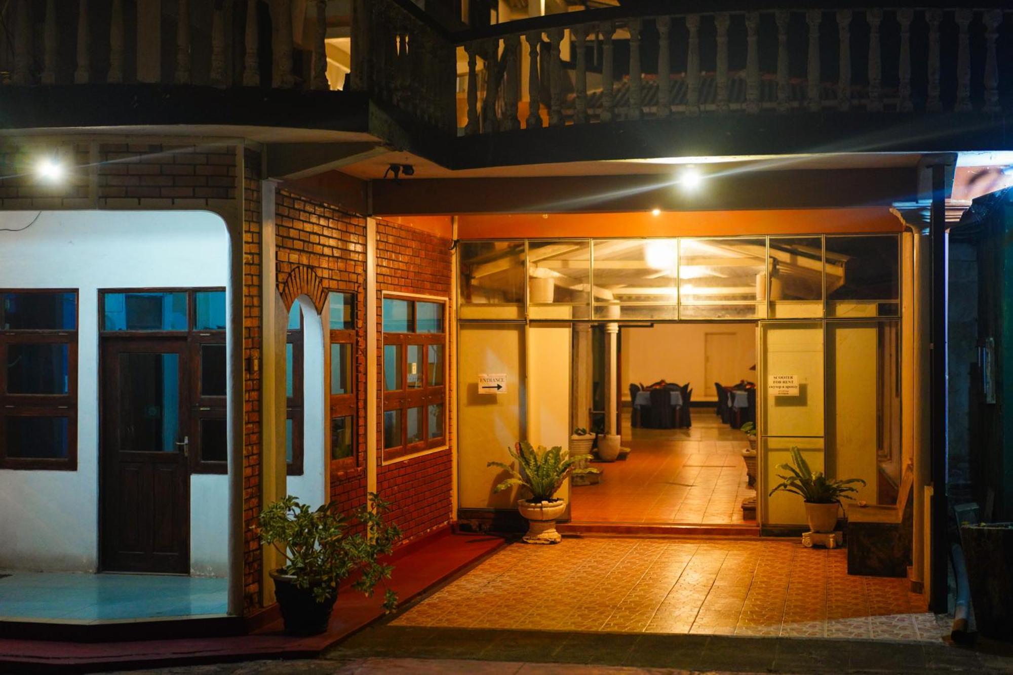 Shanthi Beach Resort Unawatuna Bagian luar foto
