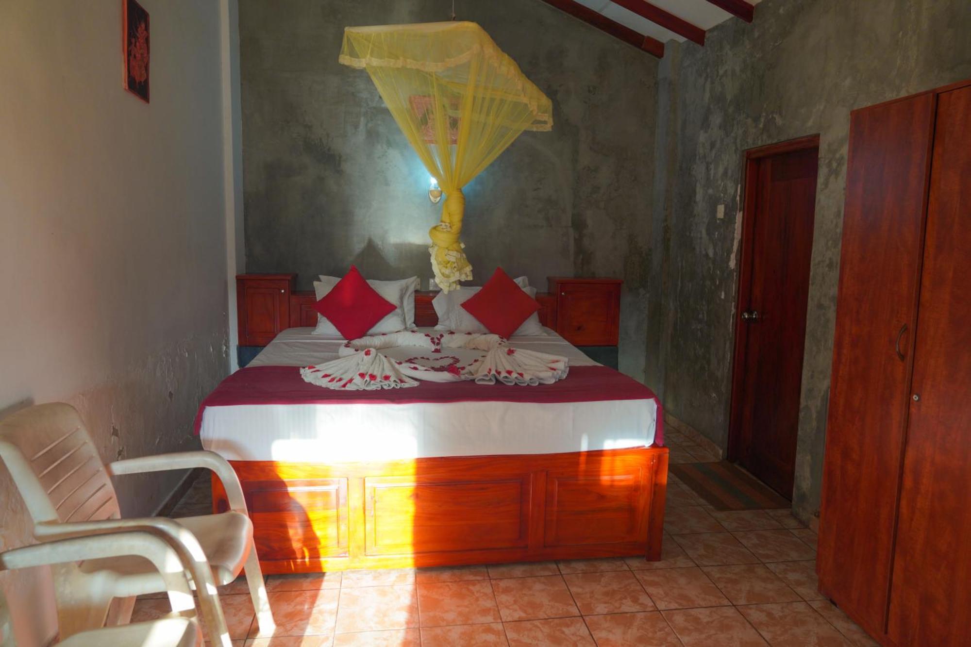 Shanthi Beach Resort Unawatuna Bagian luar foto