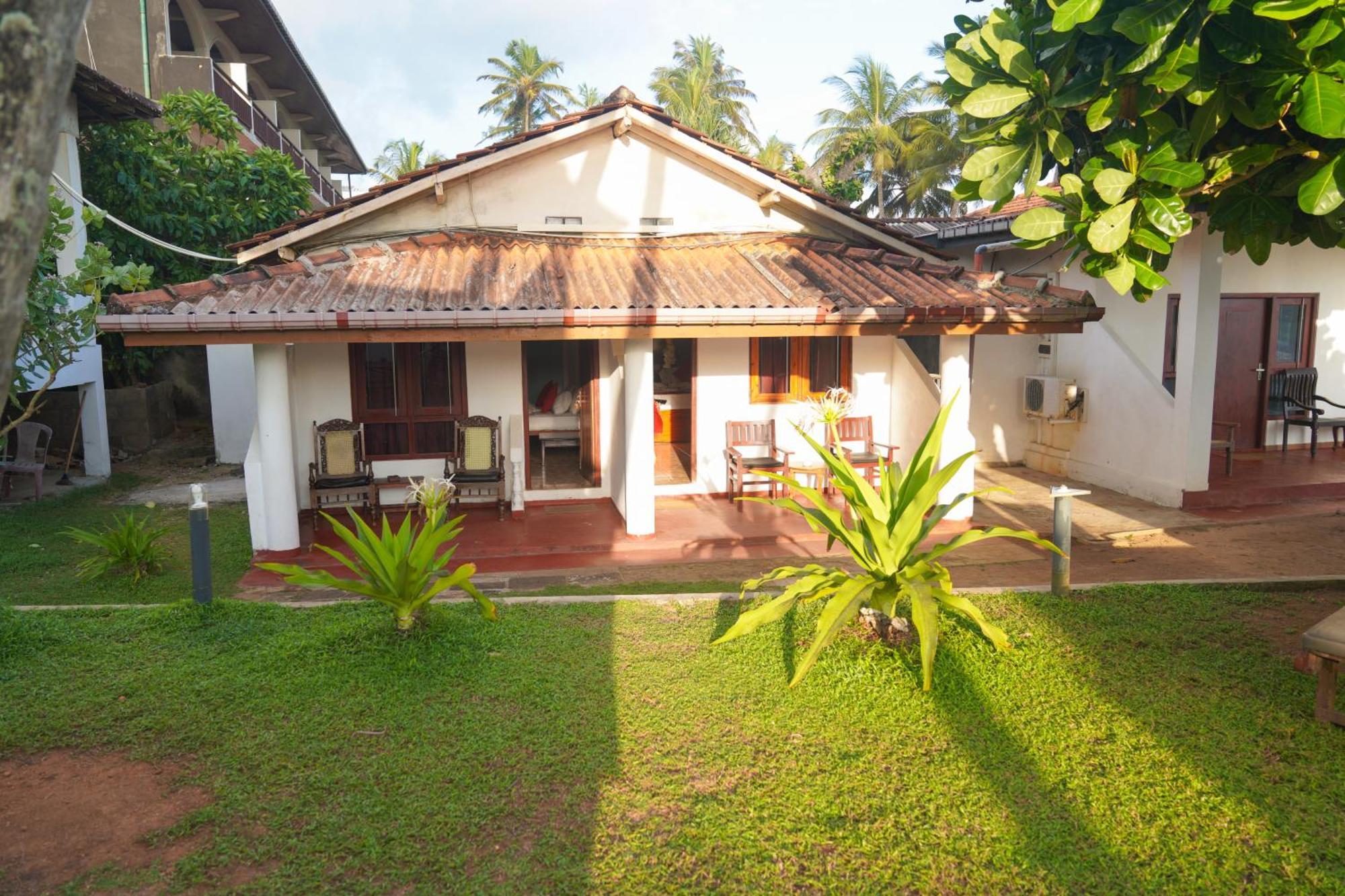 Shanthi Beach Resort Unawatuna Bagian luar foto