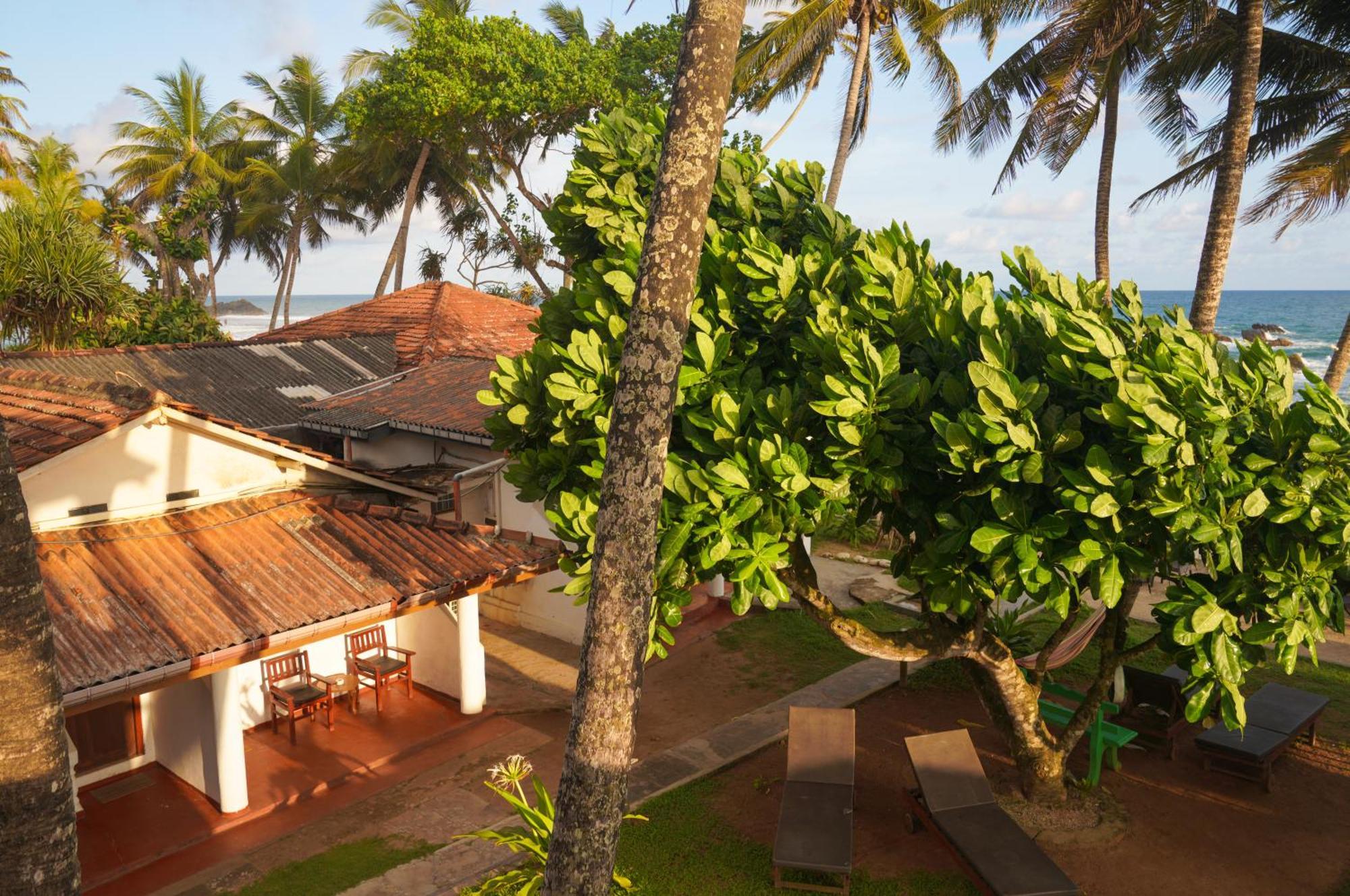 Shanthi Beach Resort Unawatuna Bagian luar foto