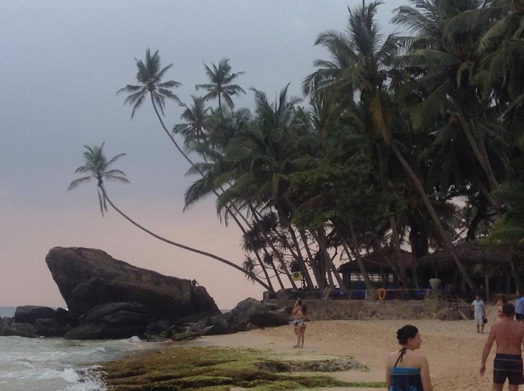 Shanthi Beach Resort Unawatuna Bagian luar foto