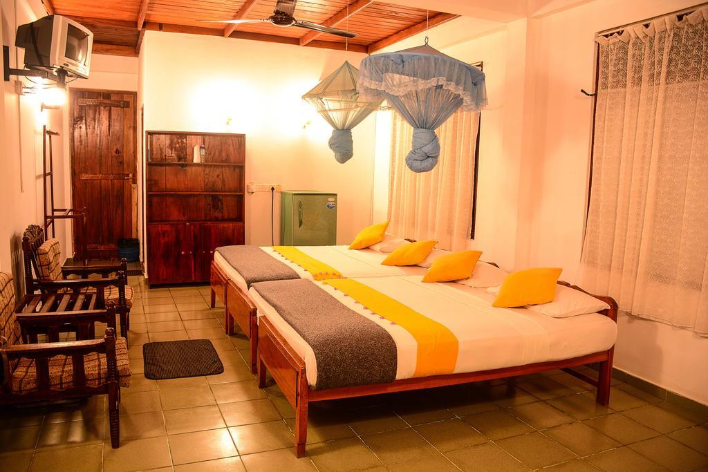 Shanthi Beach Resort Unawatuna Bagian luar foto