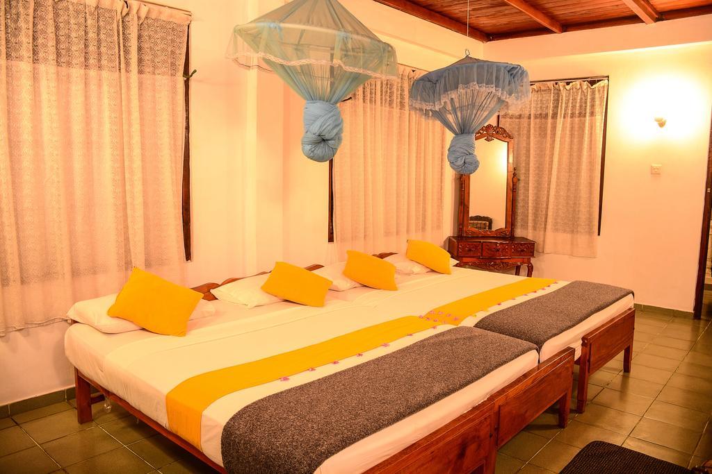 Shanthi Beach Resort Unawatuna Bagian luar foto
