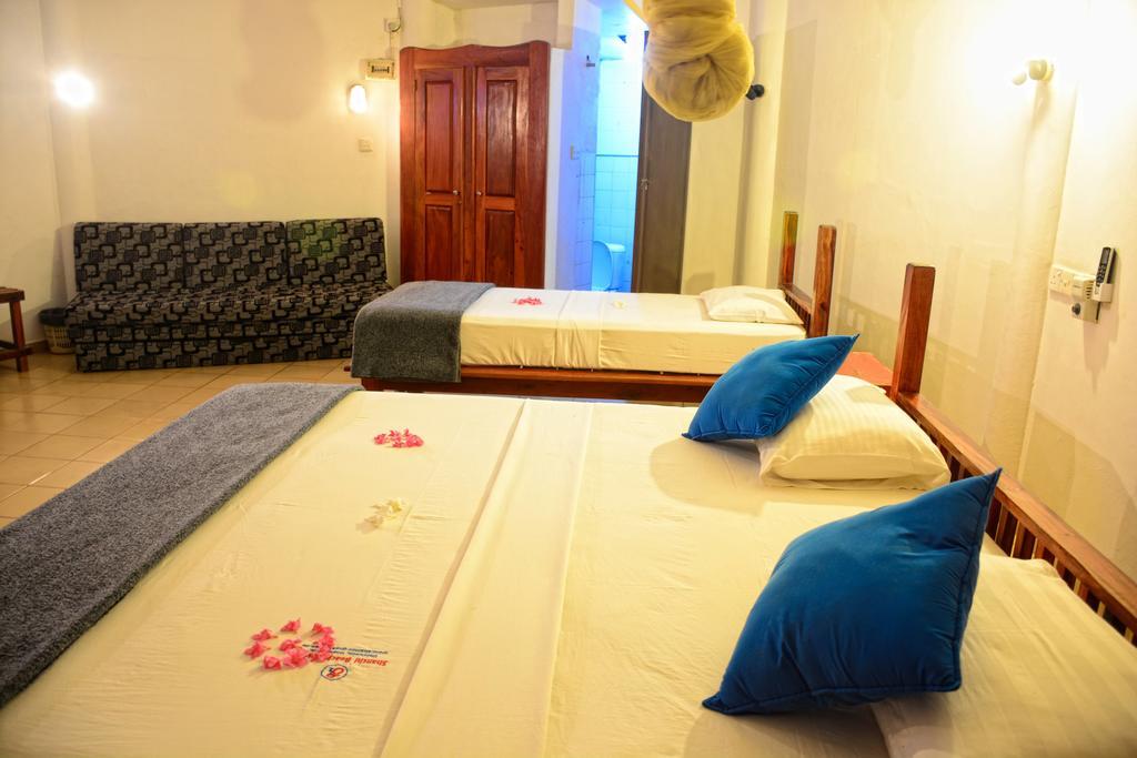 Shanthi Beach Resort Unawatuna Bagian luar foto