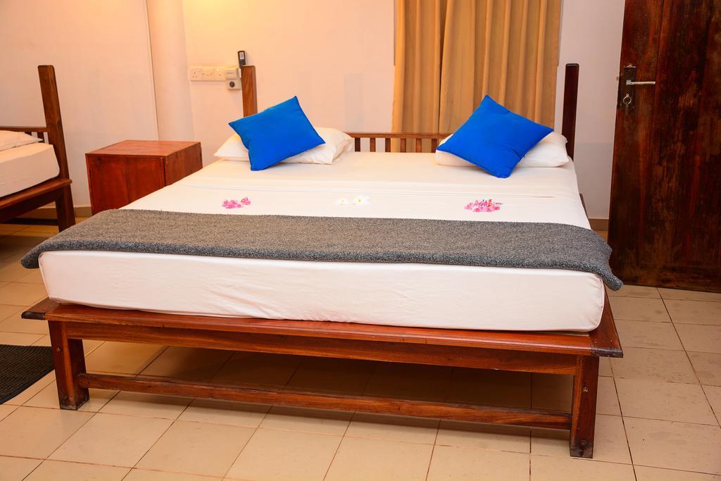 Shanthi Beach Resort Unawatuna Bagian luar foto