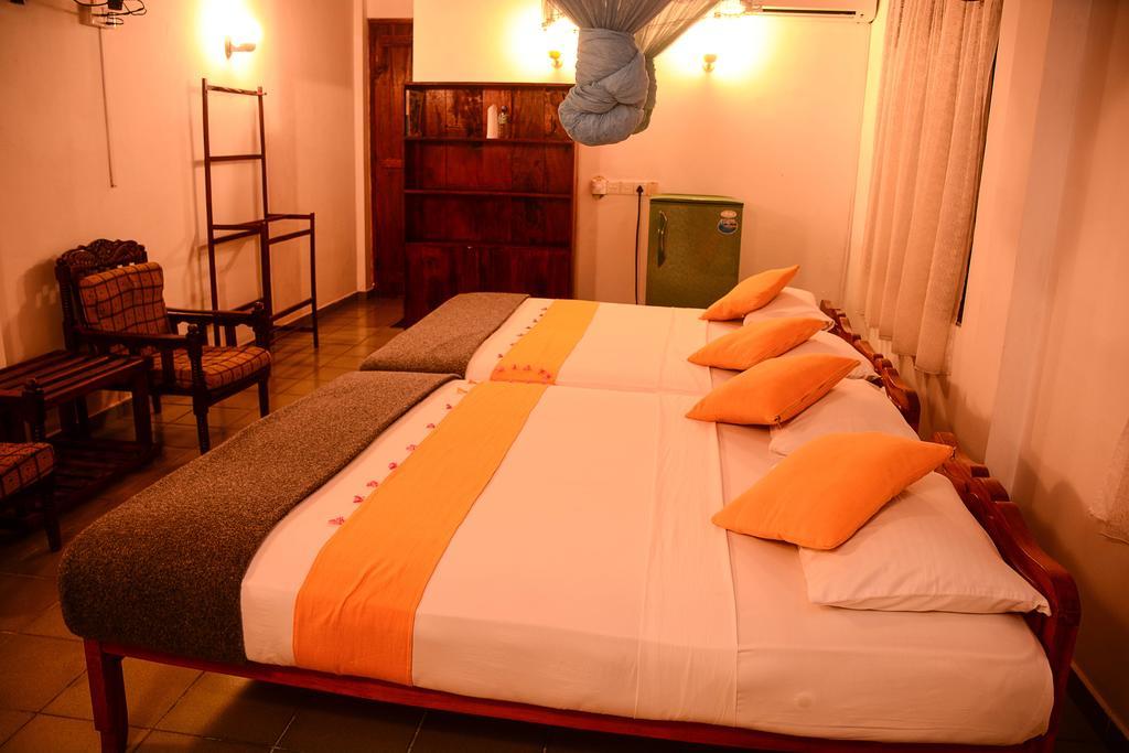 Shanthi Beach Resort Unawatuna Bagian luar foto