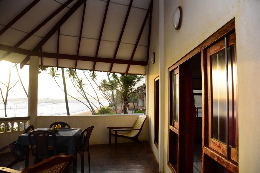 Shanthi Beach Resort Unawatuna Bagian luar foto