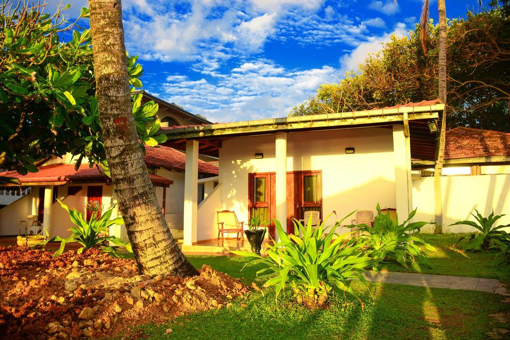 Shanthi Beach Resort Unawatuna Bagian luar foto