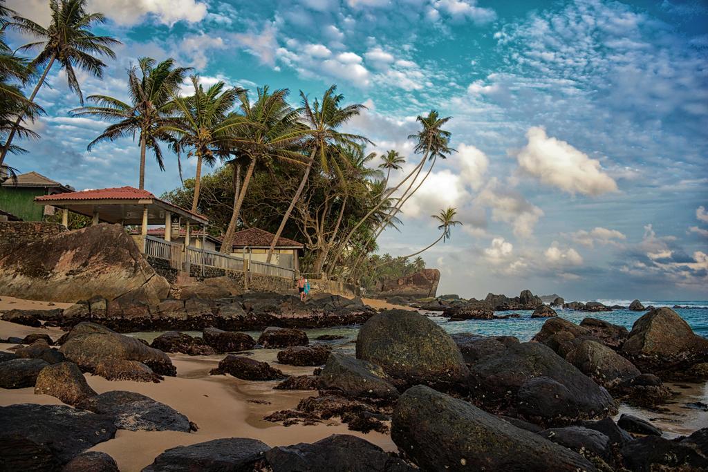 Shanthi Beach Resort Unawatuna Bagian luar foto