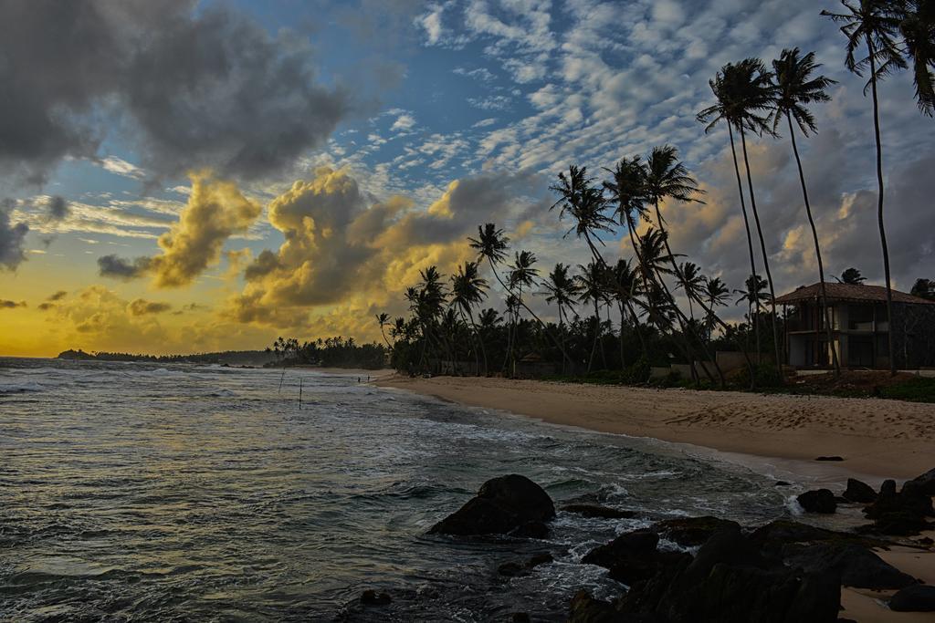 Shanthi Beach Resort Unawatuna Bagian luar foto