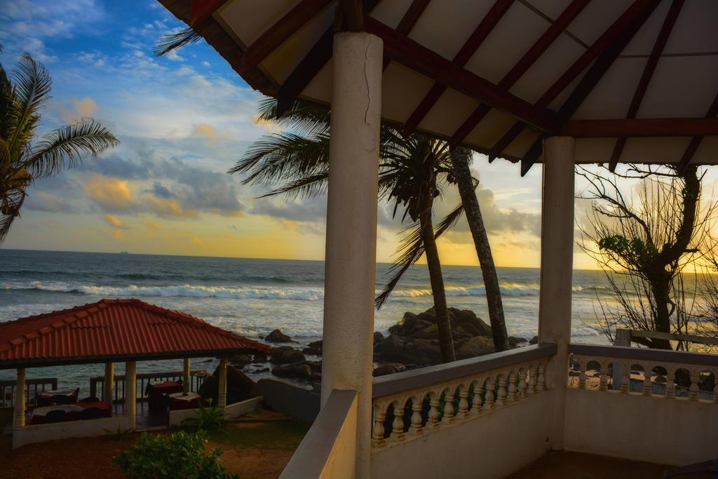 Shanthi Beach Resort Unawatuna Bagian luar foto