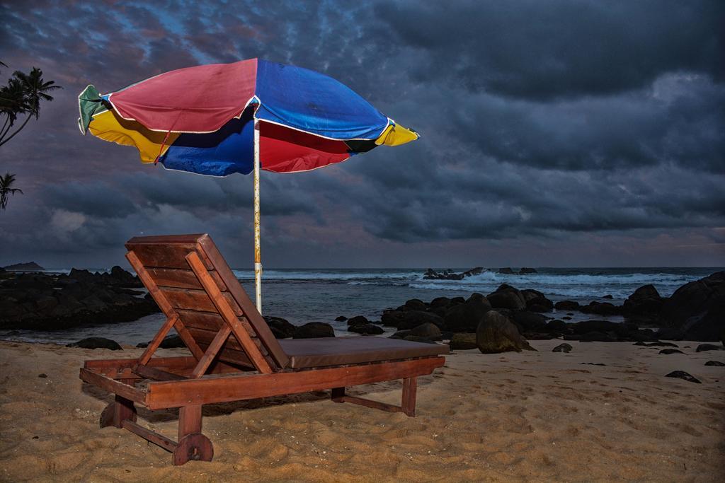Shanthi Beach Resort Unawatuna Bagian luar foto