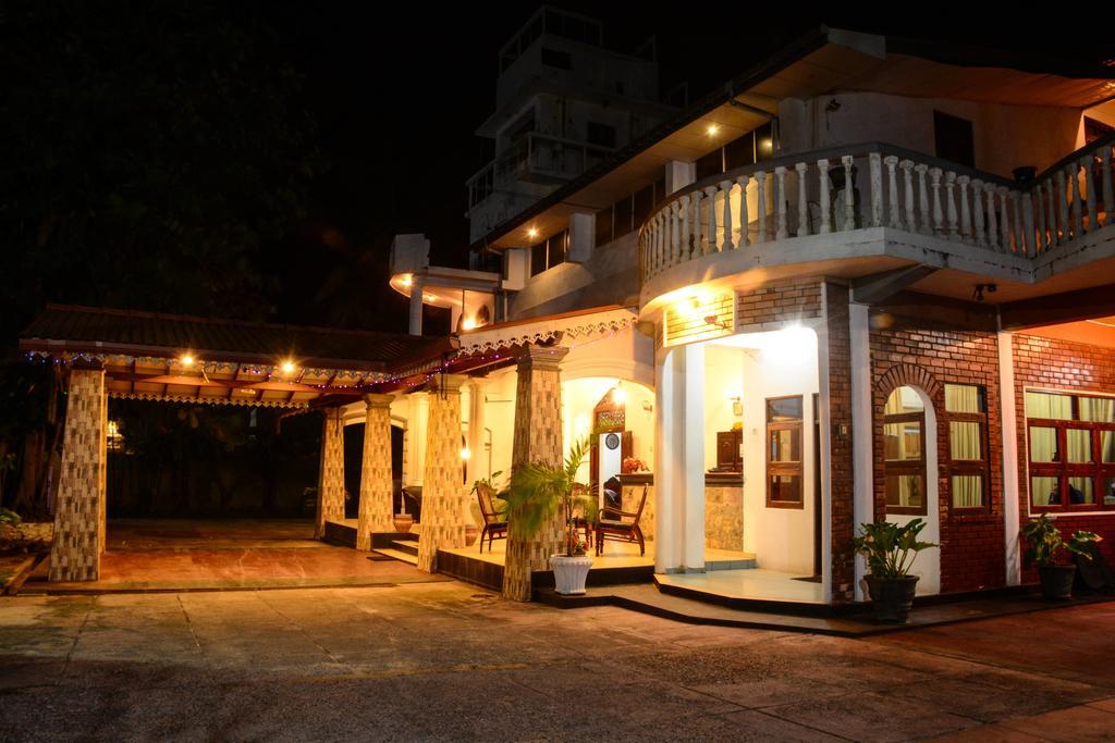 Shanthi Beach Resort Unawatuna Bagian luar foto