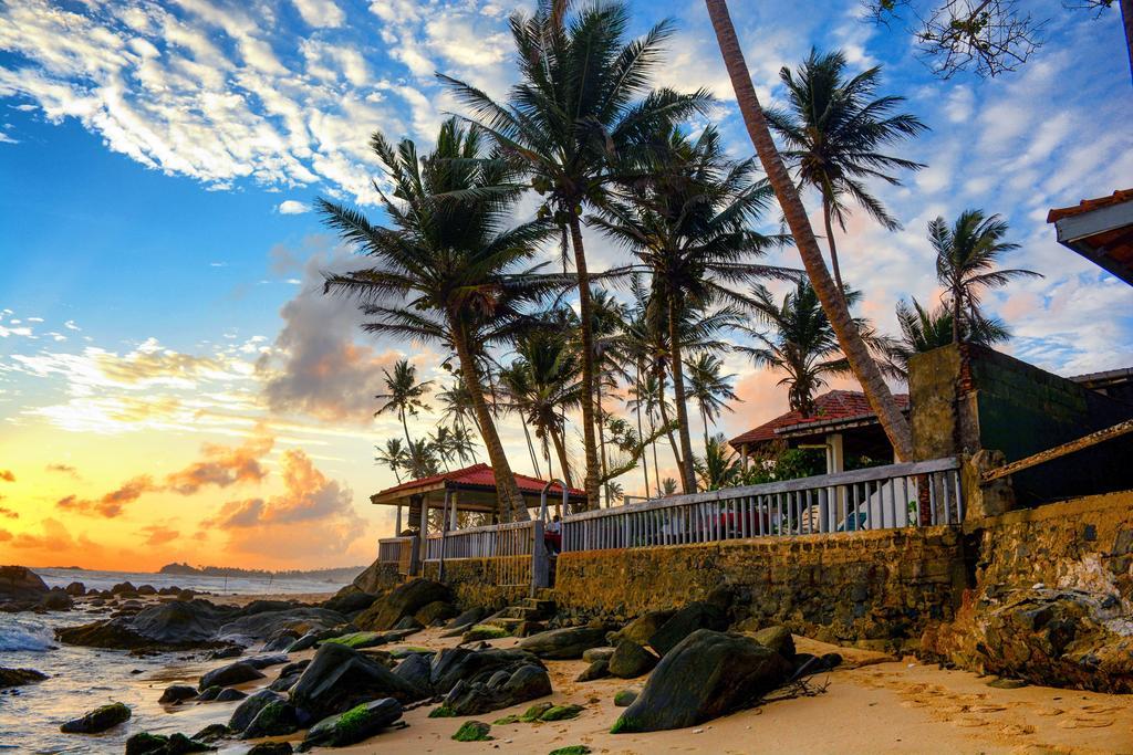 Shanthi Beach Resort Unawatuna Bagian luar foto