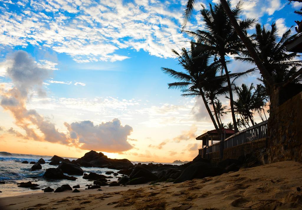 Shanthi Beach Resort Unawatuna Bagian luar foto