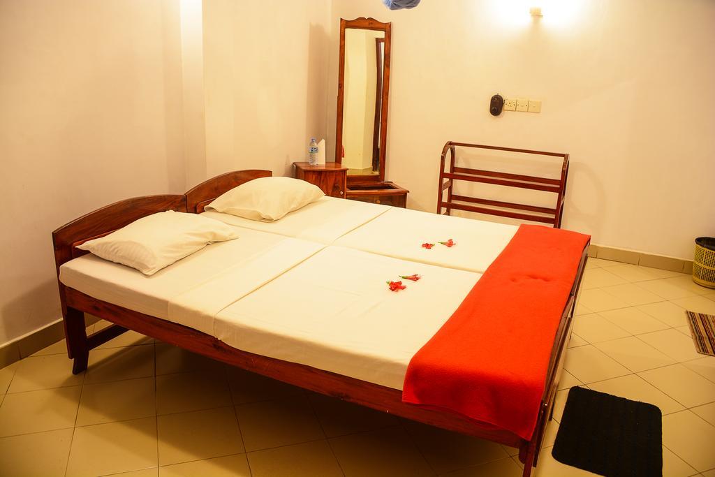 Shanthi Beach Resort Unawatuna Bagian luar foto