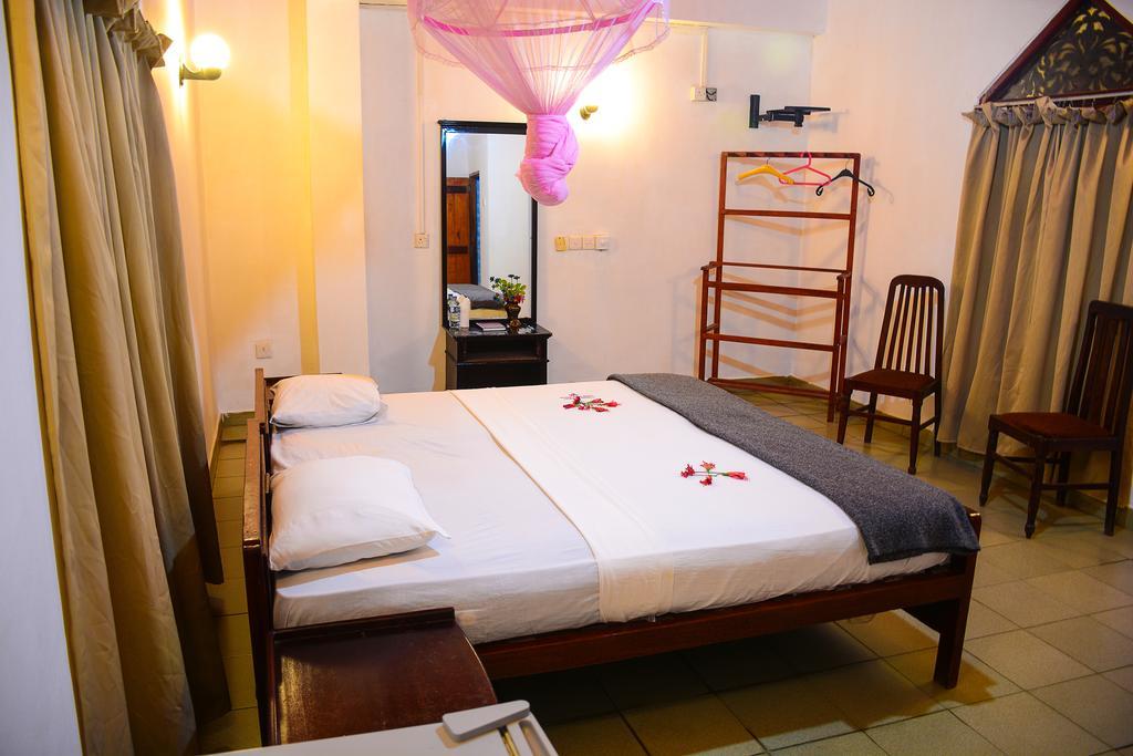 Shanthi Beach Resort Unawatuna Bagian luar foto