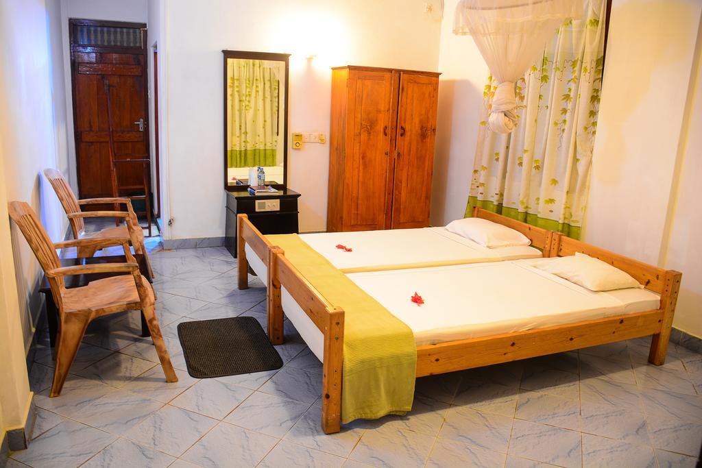 Shanthi Beach Resort Unawatuna Bagian luar foto