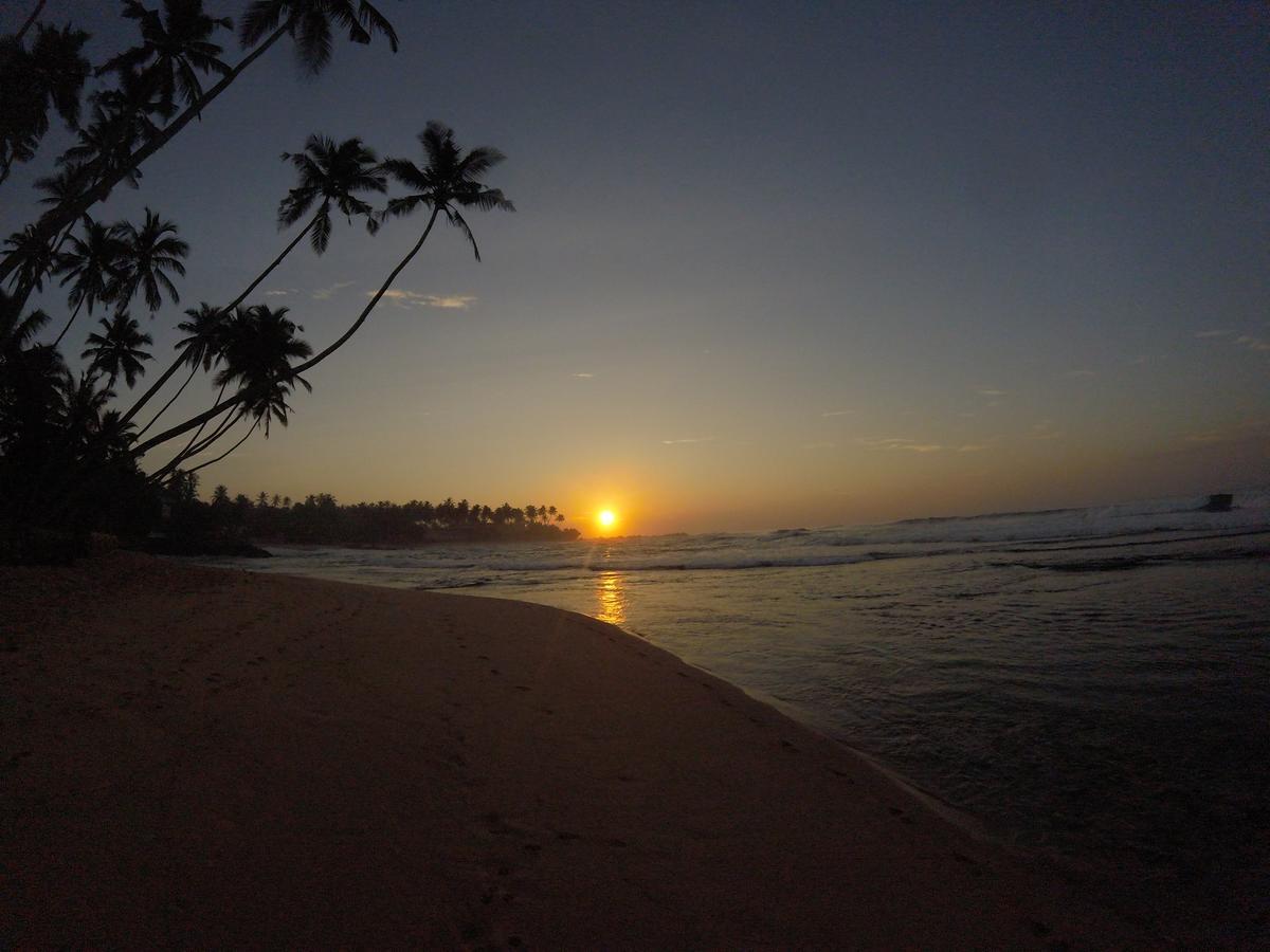Shanthi Beach Resort Unawatuna Bagian luar foto