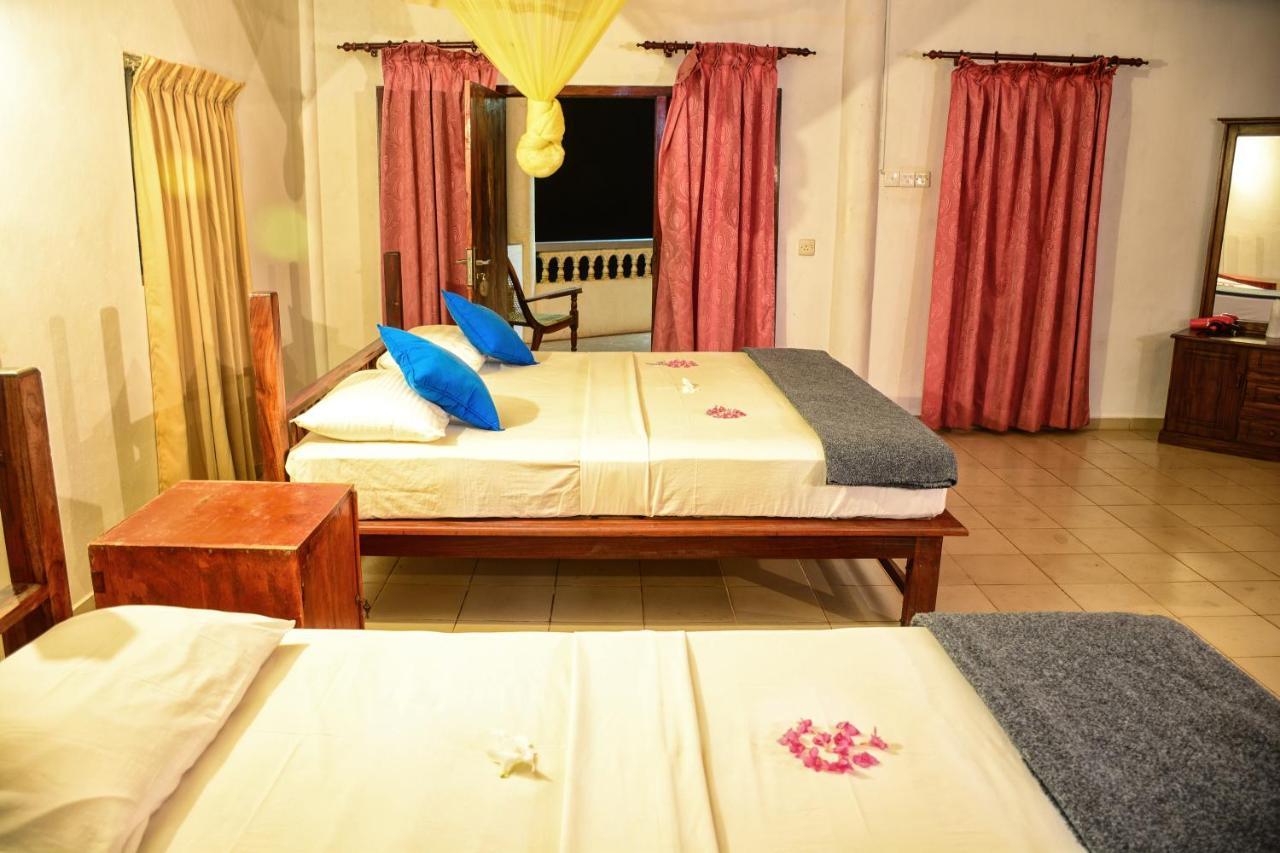Shanthi Beach Resort Unawatuna Bagian luar foto