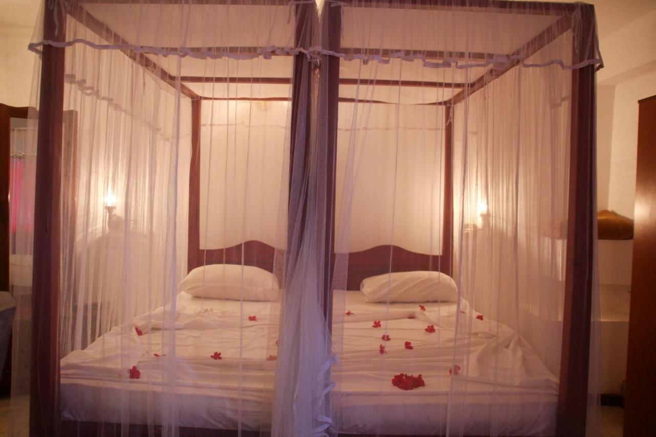 Shanthi Beach Resort Unawatuna Bagian luar foto